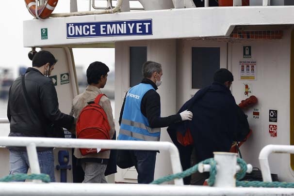 Göçmenler yola çıktığı esnada aktivistlerden protesto 17