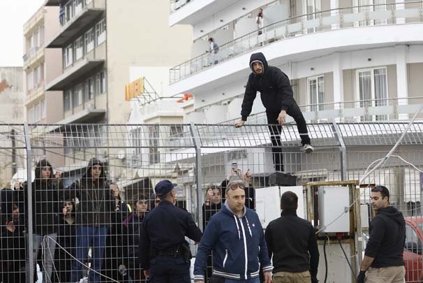 Göçmenler yola çıktığı esnada aktivistlerden protesto 8