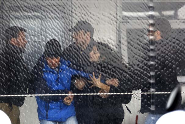 Göçmenler yola çıktığı esnada aktivistlerden protesto 9