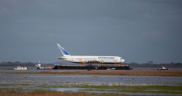 Uçak denizden taşındı 12