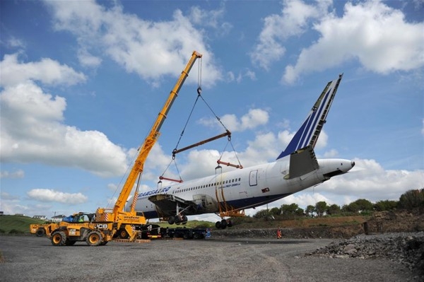 Uçak denizden taşındı 13