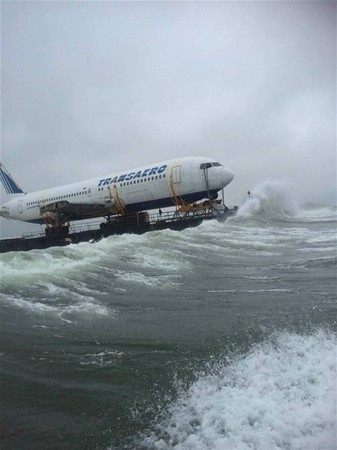 Uçak denizden taşındı 3