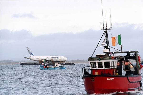 Uçak denizden taşındı 5