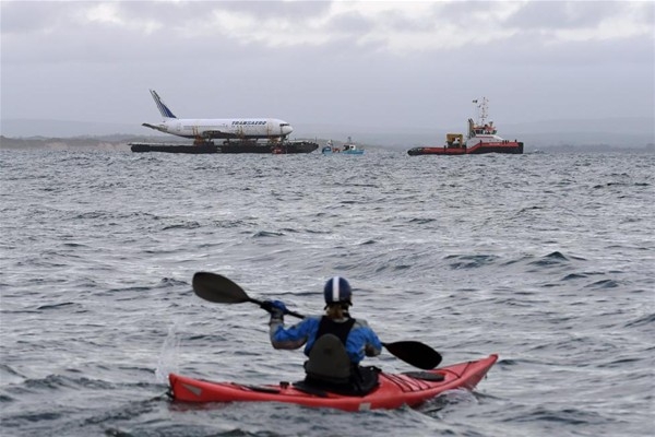 Uçak denizden taşındı 6