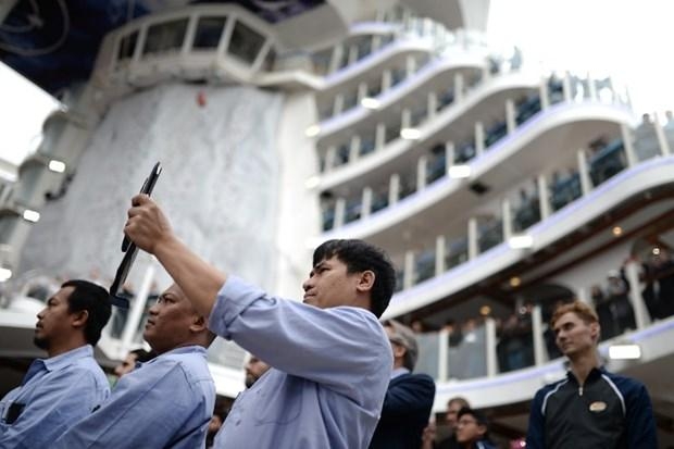 Dünyanın en büyük gemisi suya iniyor 13