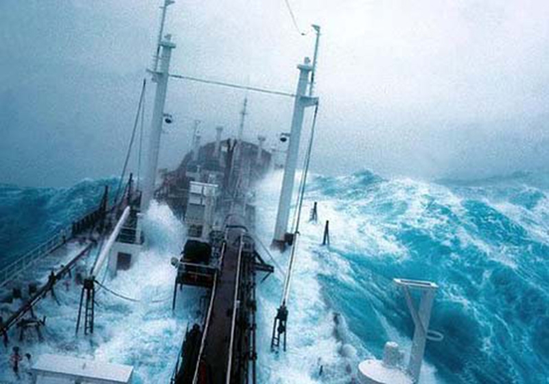 Denizin neredeyse gemileri yuttuğu fırtınalar 23