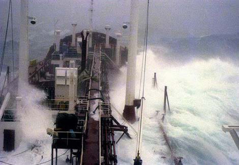 Denizin neredeyse gemileri yuttuğu fırtınalar 24