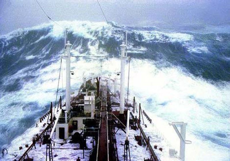 Denizin neredeyse gemileri yuttuğu fırtınalar 29