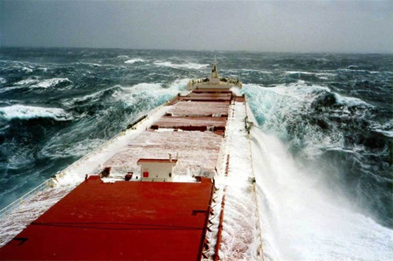 Denizin neredeyse gemileri yuttuğu fırtınalar 32