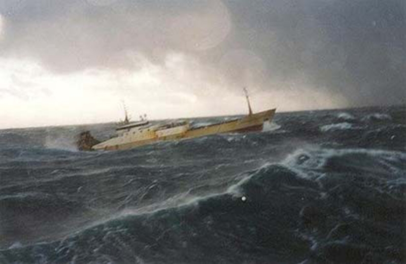 Denizin neredeyse gemileri yuttuğu fırtınalar 4