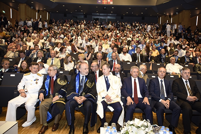 Piri Reis Üniversitesi 2016 mezunlarını denize uğurladı 1