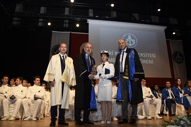 Piri Reis Üniversitesi 2016 mezunlarını denize uğurladı 16