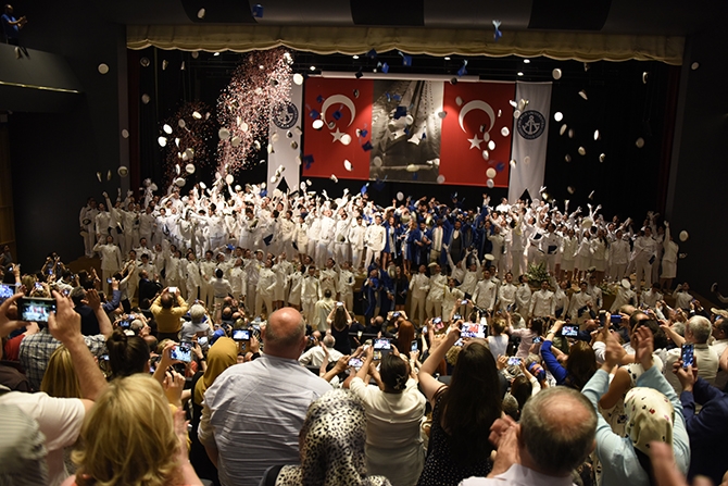 Piri Reis Üniversitesi 2016 mezunlarını denize uğurladı 17