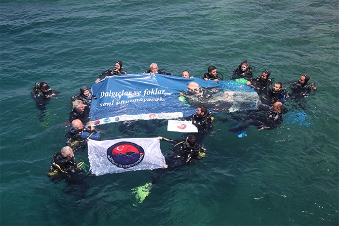 Dalgıçlar ve foklar Mustafa Koç’u unutmadı 2