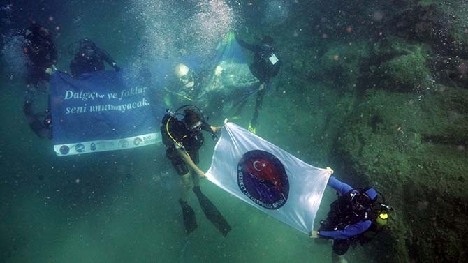 Dalgıçlar ve foklar Mustafa Koç’u unutmadı 3