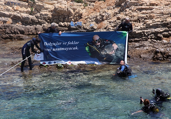 Dalgıçlar ve foklar Mustafa Koç’u unutmadı 5