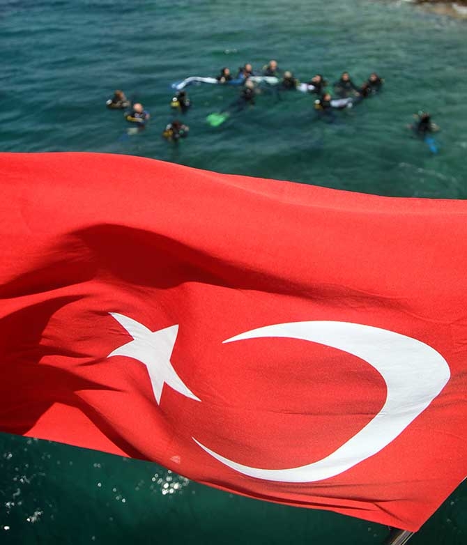 Dalgıçlar ve foklar Mustafa Koç’u unutmadı 6