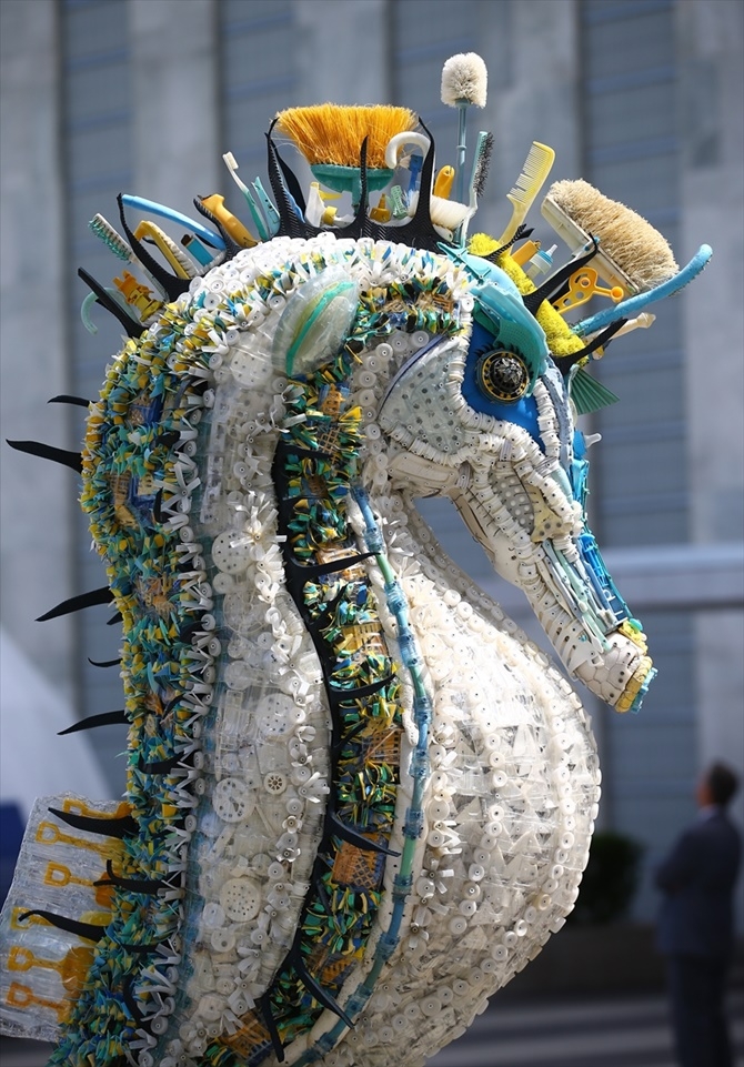 Okyanuslardaki Plastik Atıklardan Sanat Eseri 10