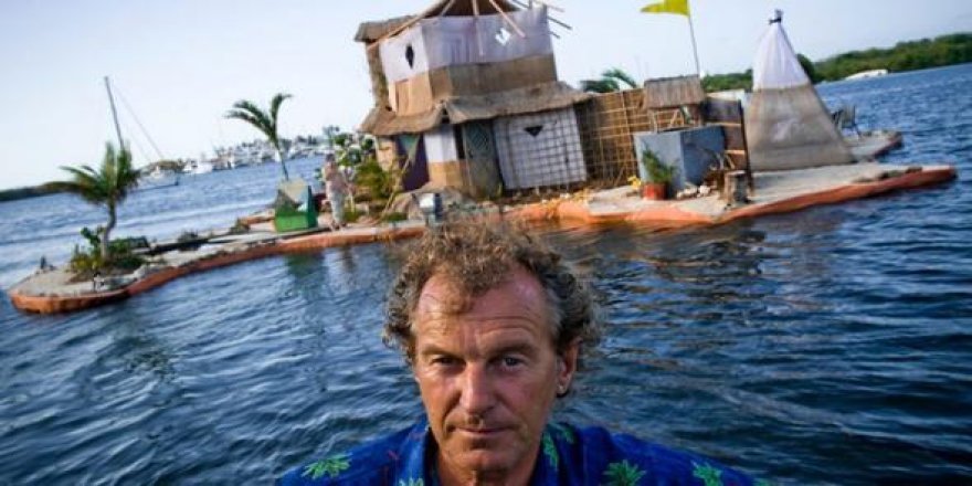 Plastik şişelerden yüzen ada yaptı!