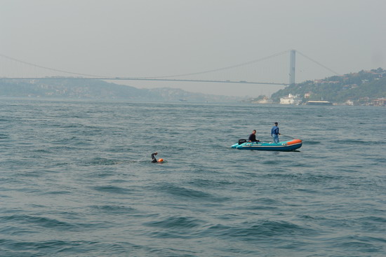 62 Yaşında Boğazı yüzerek geçti 13