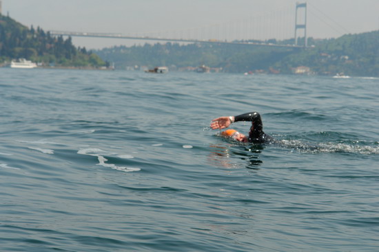 62 Yaşında Boğazı yüzerek geçti 16