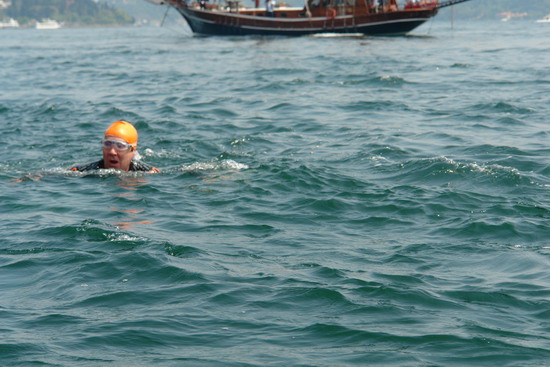 62 Yaşında Boğazı yüzerek geçti 20