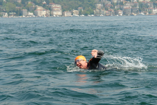 62 Yaşında Boğazı yüzerek geçti 21