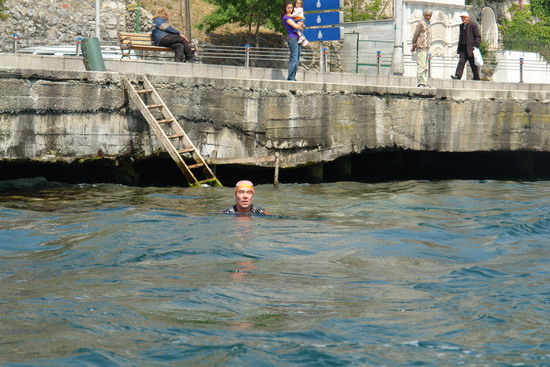 62 Yaşında Boğazı yüzerek geçti 29