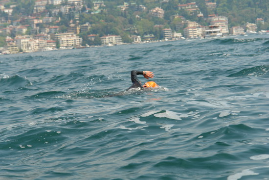 62 Yaşında Boğazı yüzerek geçti 30