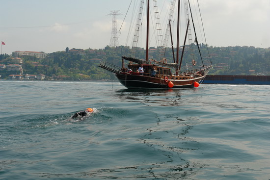 62 Yaşında Boğazı yüzerek geçti 31