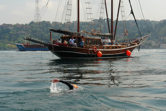 62 Yaşında Boğazı yüzerek geçti 32