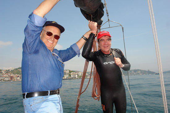 62 Yaşında Boğazı yüzerek geçti 40