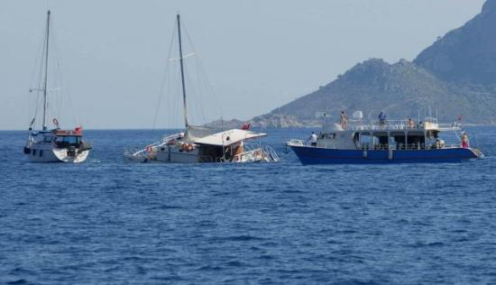 Kayalıklara çarpan sac katamaran battı 10