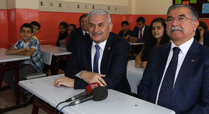 Başbakan Yıldırım ve Bakan Yılmaz karne dağıtma törenine katıldı