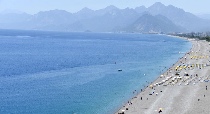 Antalya'nın dünyaca ünlü Konyaaltı sahili boş kaldı
