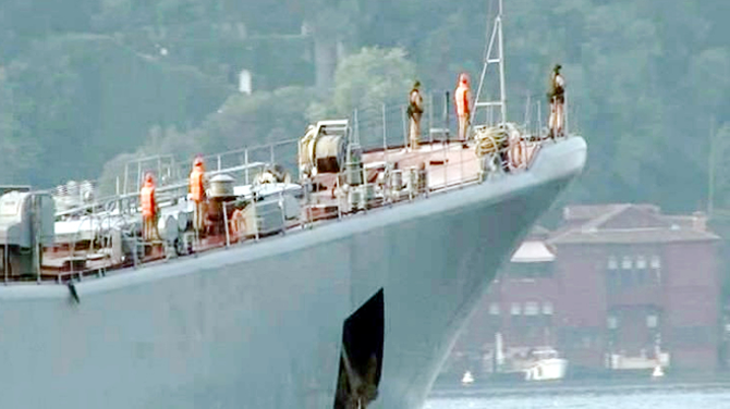 Rus savaş gemisi 'Yamal' İstanbul Boğazı'ndan geçti