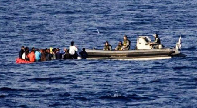 Kaçak teknesi alabora oldu: 1 çocuk öldü