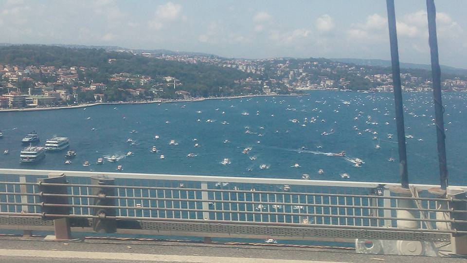 Yüzlerce tekneden darbe ve terör protestosu