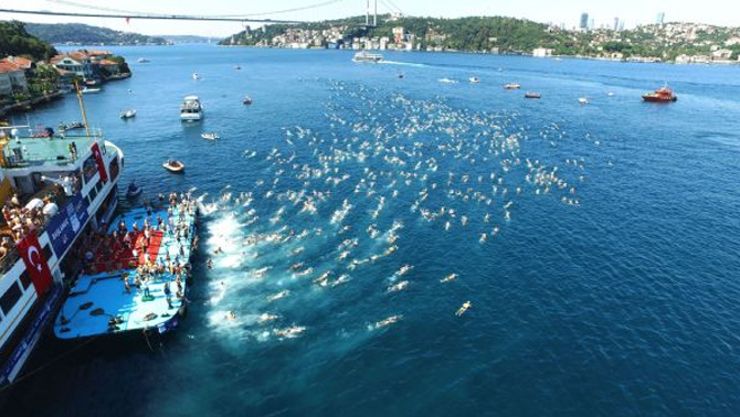 Yüzücüler İstanbul Boğazı'nda kıyasıya yarıştı