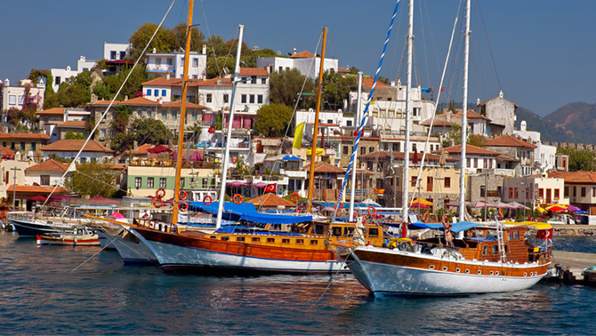 Turistler mavi turlar için sıraya giriyor