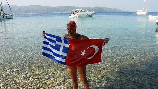 Türkiye'den Yunanistan'a dostluk için yüzdü