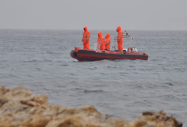 İzmir'de kaçakları taşıyan bot battı