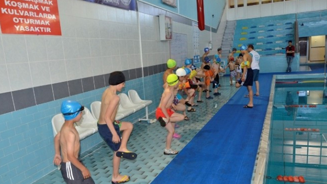 Erzurum'da şampiyon yüzücüleri yetişiyor