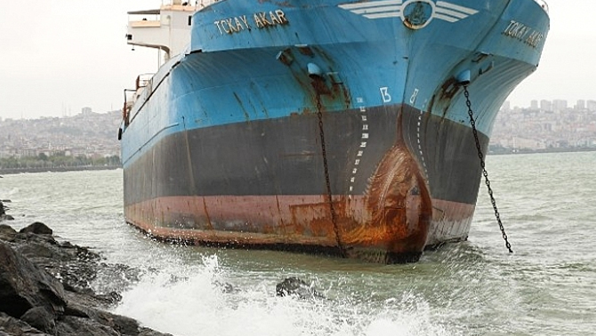 Samsun'da hacizli gemi fırtınada kayalıklara oturdu