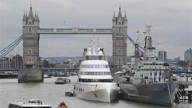 Andrey Melnichenko’nun süper yatı Thames Nehri’nde görüntülendi