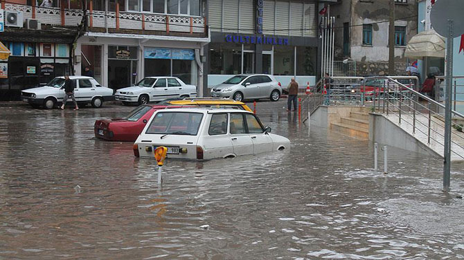 Sağanak su baskınlarına neden oldu