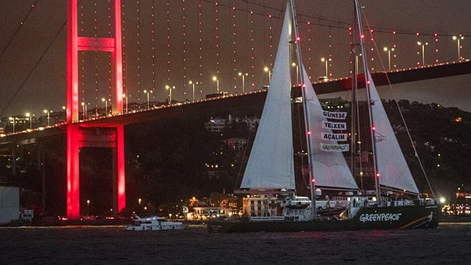 Greenpeace'in efsane gemisi Rainbow Warrior İstanbul’a demir attı