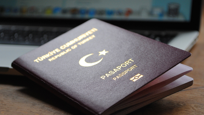 Yeni pasaportlar AB'yi beklemeden geliyor