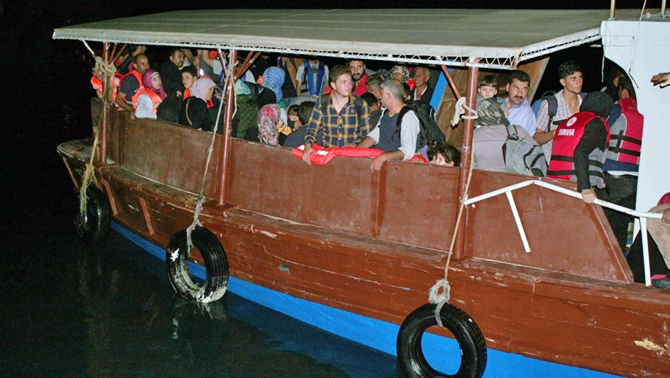 20 kişilik tekneden 100 mülteci çıktı