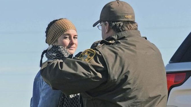 ABD'li aktrist Shailene Woodley'e canlı yayında gözaltı